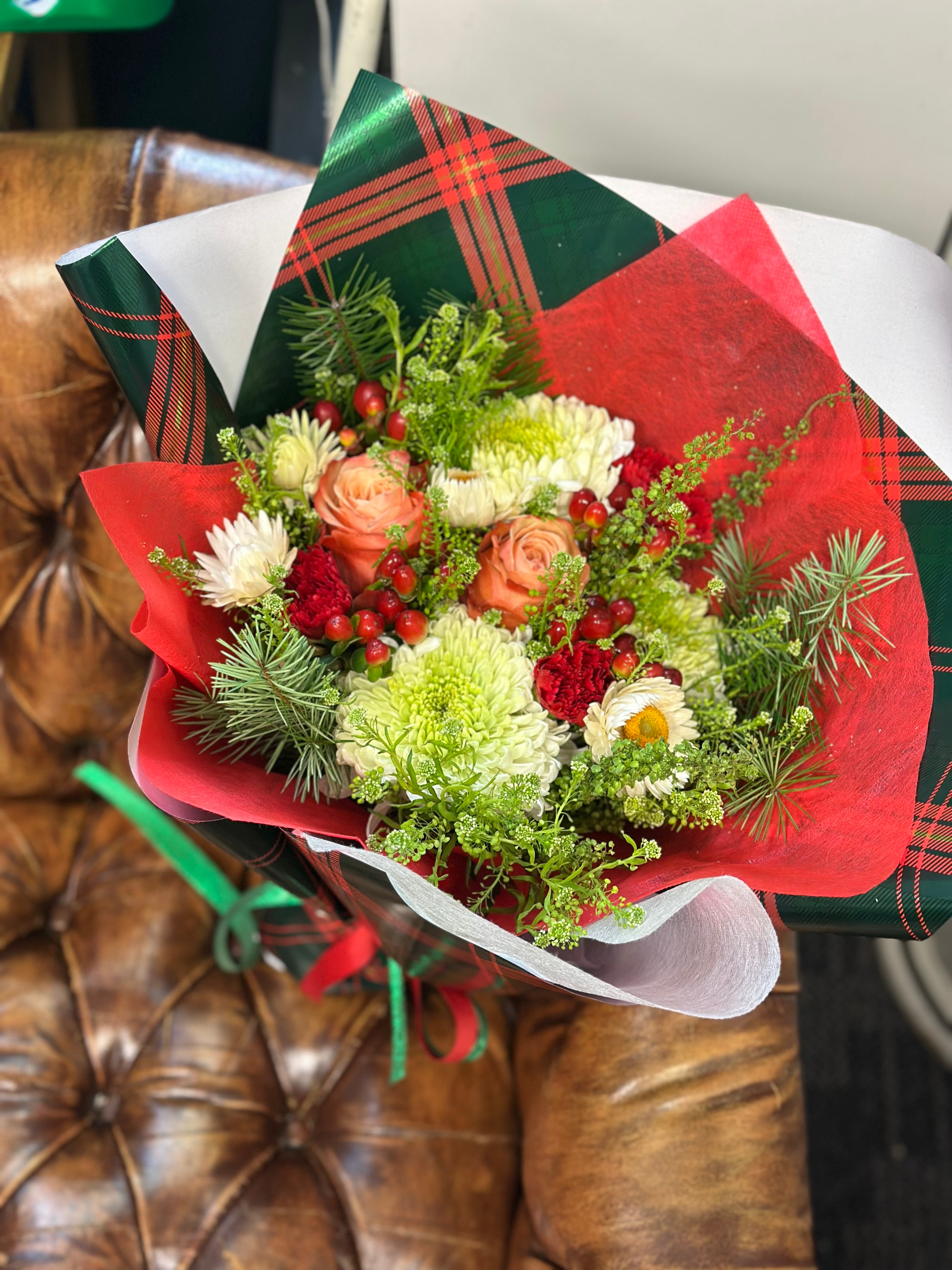 Cozy Christmas bouquet & candle