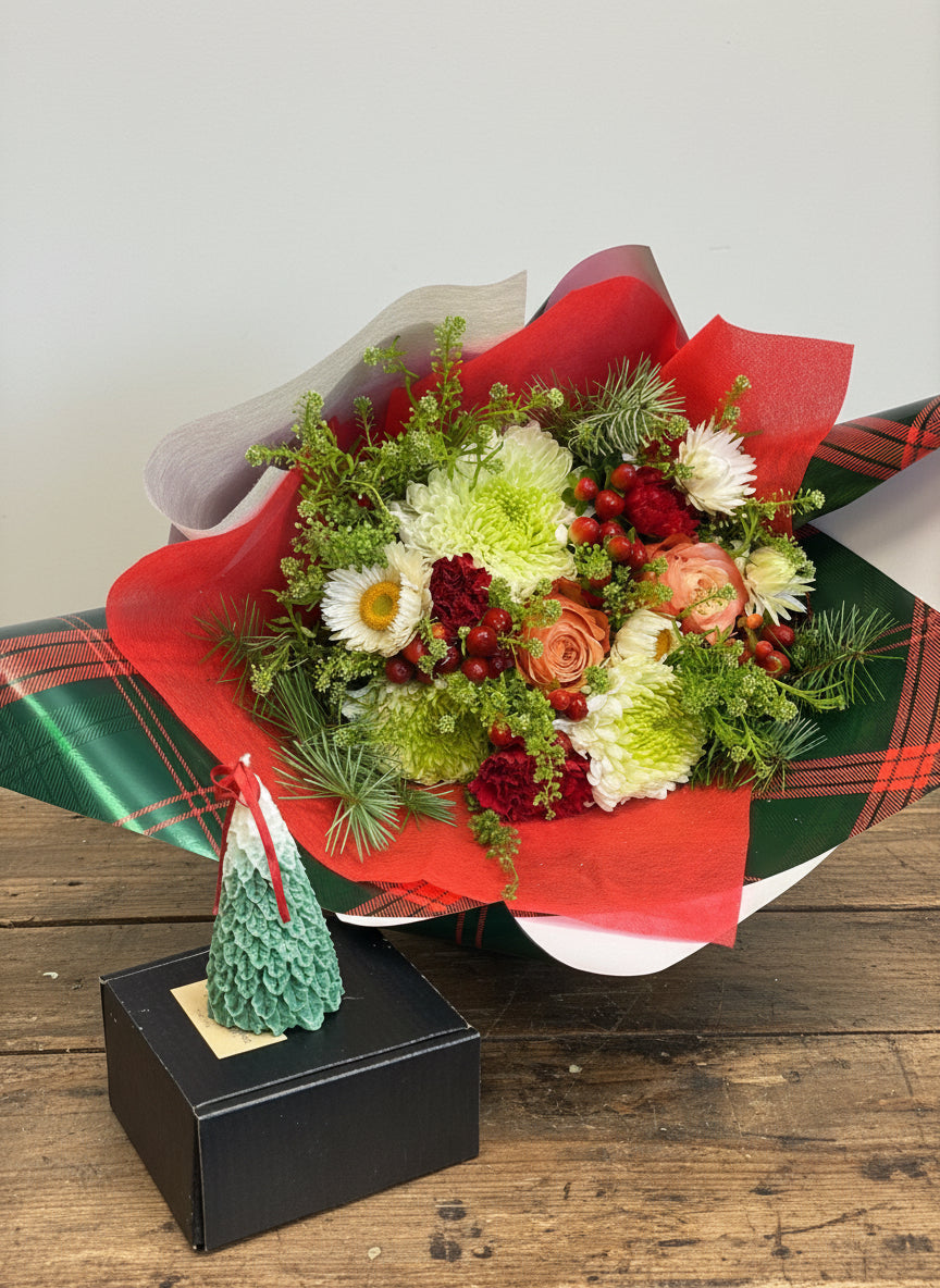 Cozy Christmas bouquet & candle