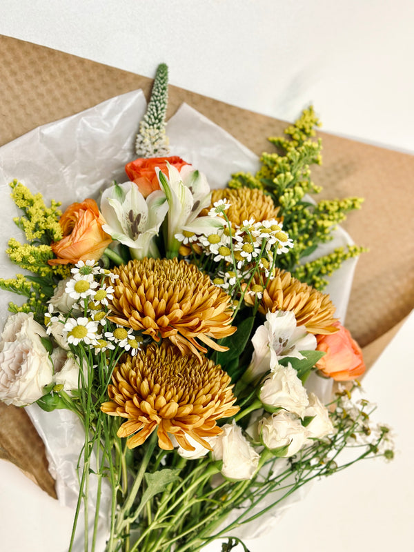Sweet mums bouquet and gift box