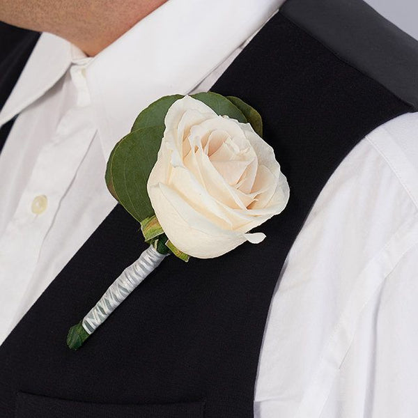 Heart to heart boutonniere set